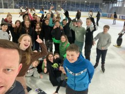 b_1024_768_0_00_images_2022_2023_WYCIECZKI_Lodowisko_337143641_229602566123056_3245736935125909312_n